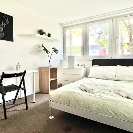 Private Bedrooms In A Flat! Home Away From Home! Shared Bathroom London Exterior photo