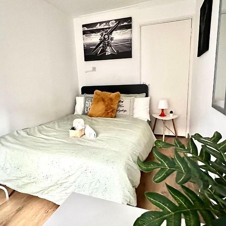 Private Bedrooms In A Flat! Home Away From Home! Shared Bathroom London Exterior photo
