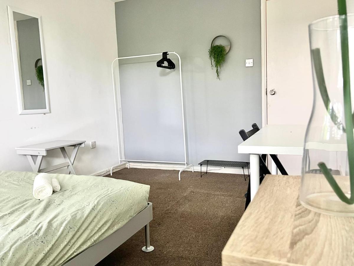 Private Bedrooms In A Flat! Home Away From Home! Shared Bathroom London Exterior photo