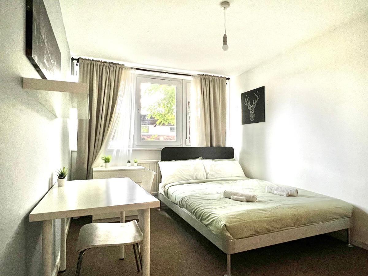 Private Bedrooms In A Flat! Home Away From Home! Shared Bathroom London Exterior photo