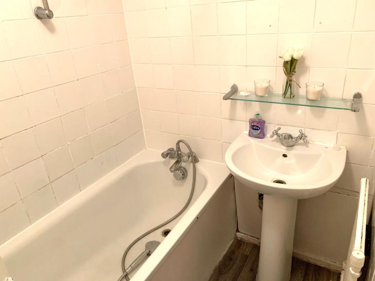 Private Bedrooms In A Flat! Home Away From Home! Shared Bathroom London Exterior photo
