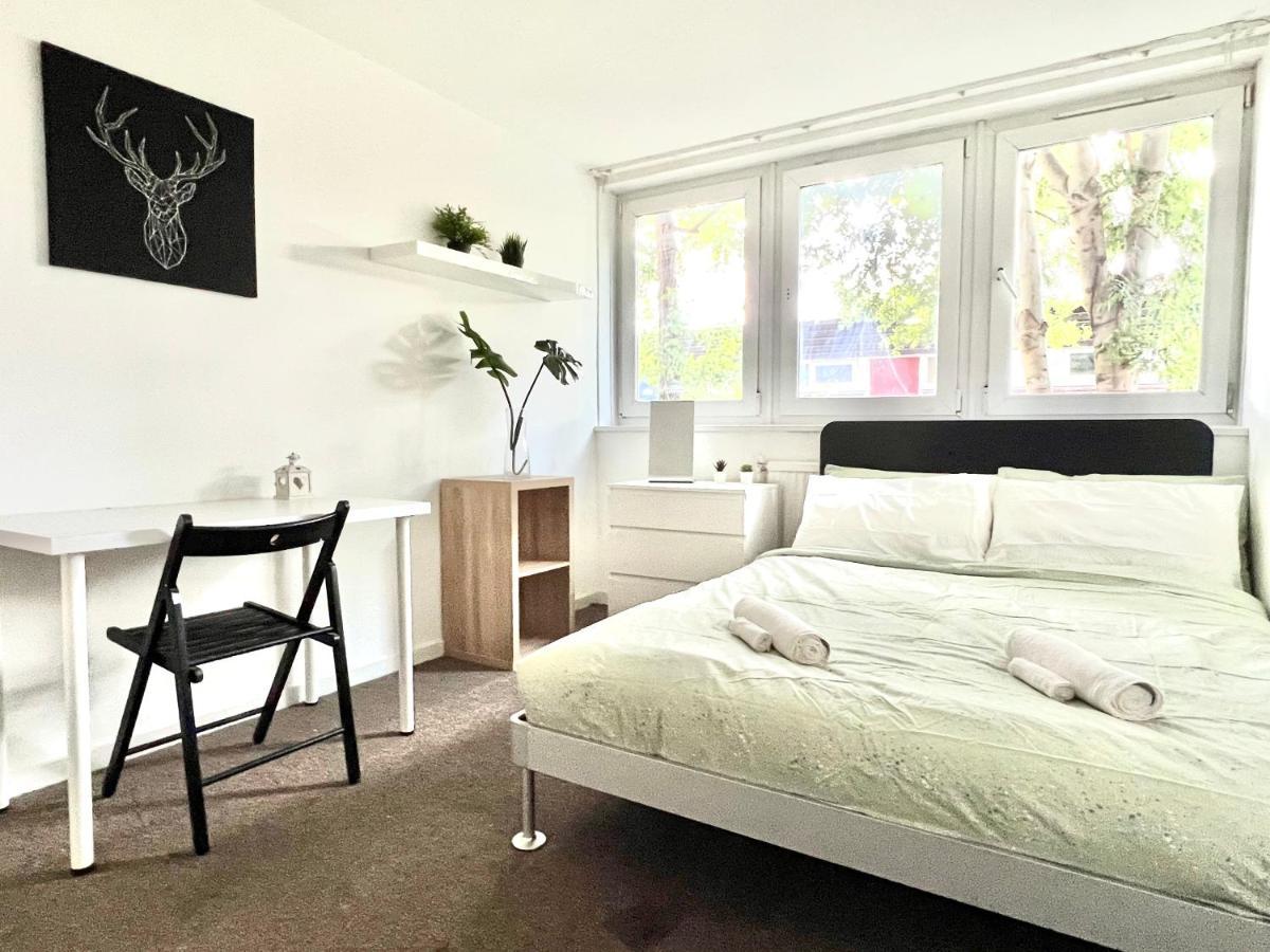 Private Bedrooms In A Flat! Home Away From Home! Shared Bathroom London Exterior photo