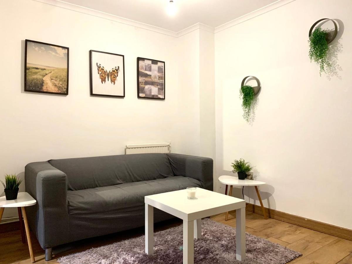 Private Bedrooms In A Flat! Home Away From Home! Shared Bathroom London Exterior photo