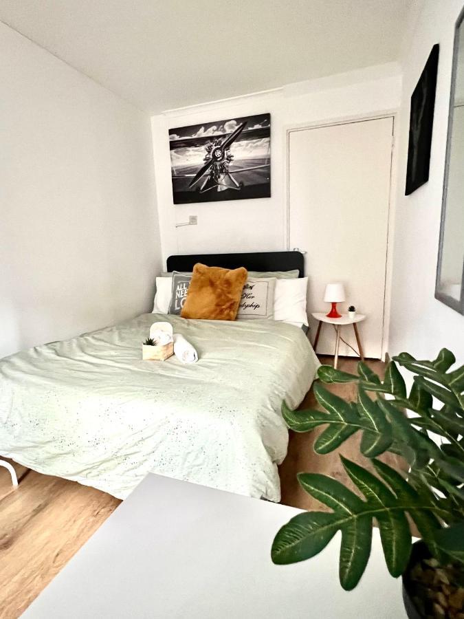 Private Bedrooms In A Flat! Home Away From Home! Shared Bathroom London Exterior photo